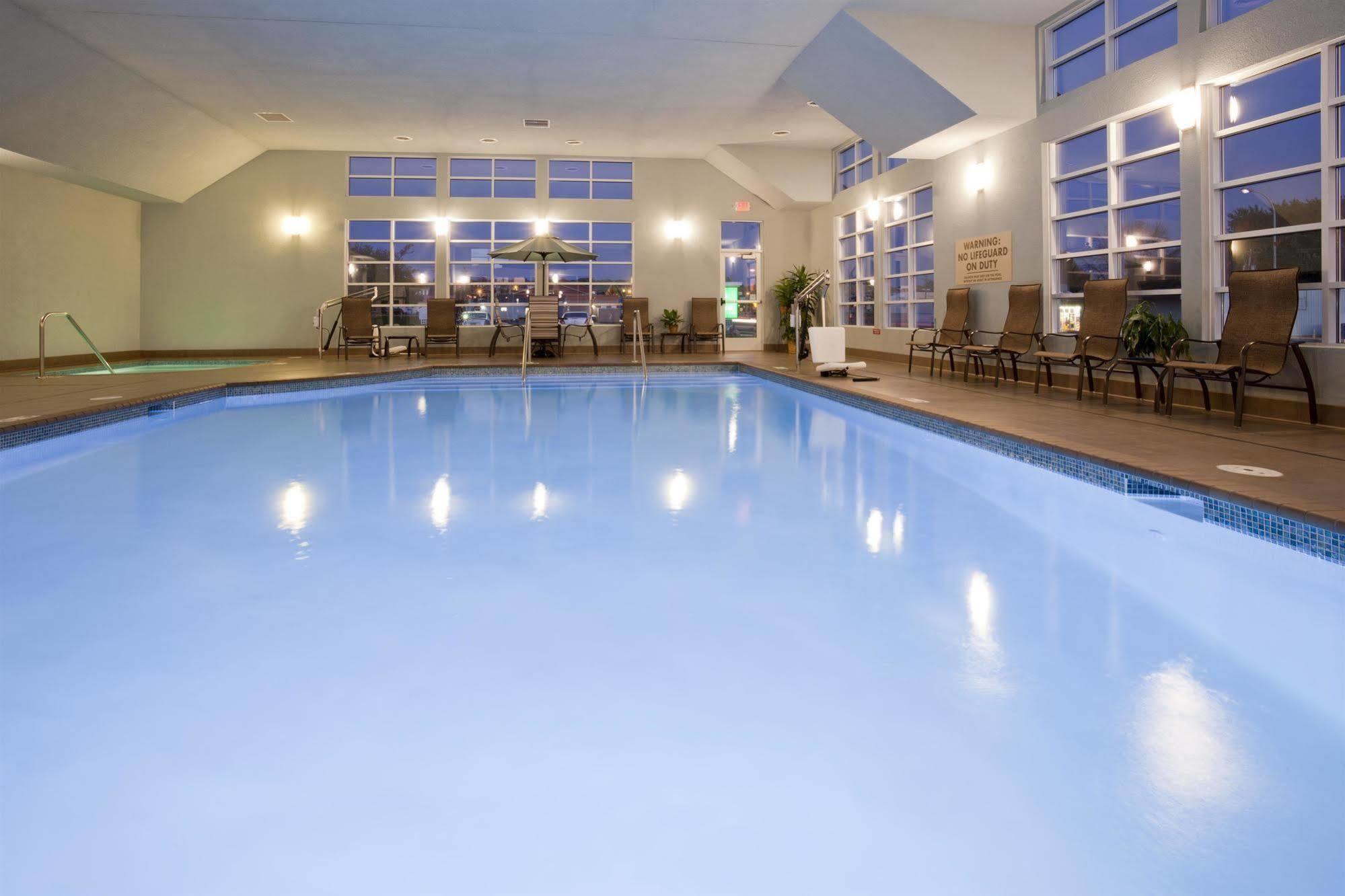 Grandstay Hotel & Suites - Glenwood Екстериор снимка